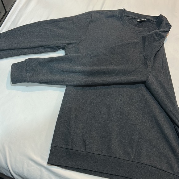 3 long sleeve shirts in a bundle - Picture 7 of 7